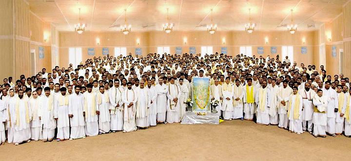4MVC Pandits.jpg - Five hundred Maharishi Vedic Pandits in Maharishi Vedic City, Iowa, USA were photographed together on 12th January for presentation to His Holiness Maharishi Mahesh Yogi.